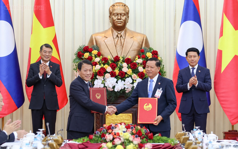 Việt Nam, Lào trao đổi 11 văn kiện hợp tác quan trọng