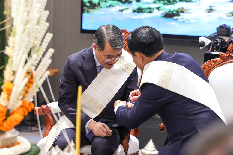 Thủ tướng Lê Minh Hưng dự lễ buộc chỉ cổ tay truyền thống của Lào- Ảnh 2.