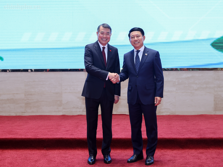 Hai Thủ tướng dự Hội nghị xúc tiến đầu tư Việt Nam-Lào: "Gắn kết chiến lược" trong lĩnh vực kinh tế- Ảnh 1.
