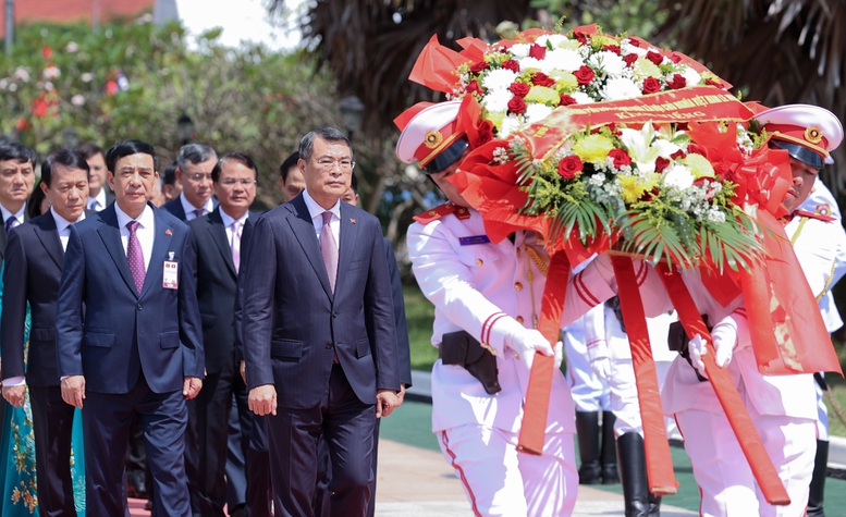 Thủ tướng Lê Minh Hưng đặt vòng hoa tại Đài tưởng niệm các chiến sĩ vô danh của Lào- Ảnh 1.