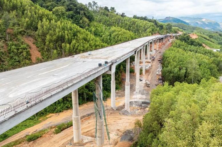 Cao tốc Khánh Hòa-Buôn Ma Thuột thiếu vật liệu, khó 'cán đích' vào cuối năm - Ảnh 2.