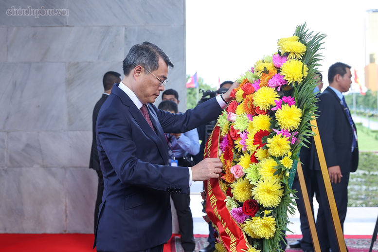 Thủ tướng Lê Minh Hưng đặt vòng hoa tại Đài Độc lập, Đài tưởng niệm cố Quốc vương Norodom Sihanouk, Đài Hữu nghị Campuchia-Việt Nam- Ảnh 1.