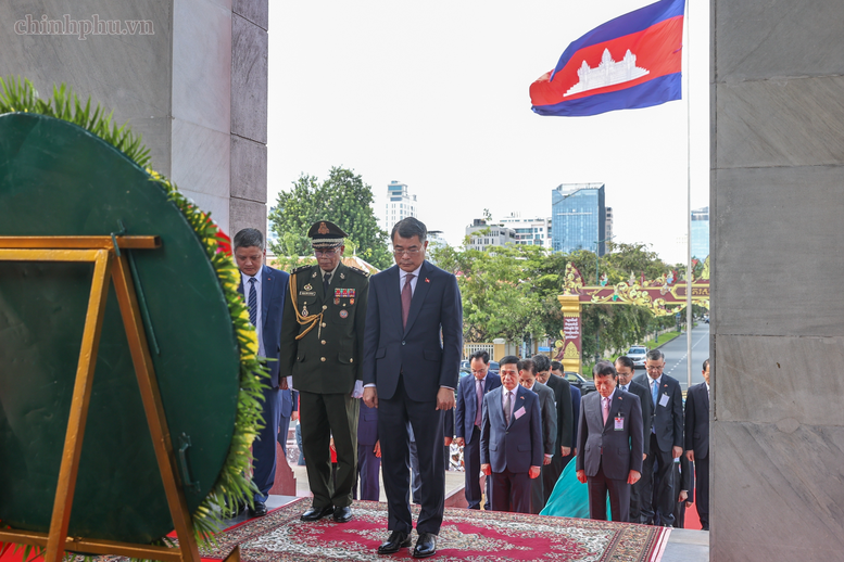 Thủ tướng Lê Minh Hưng đặt vòng hoa tại Đài Độc lập, Đài tưởng niệm cố Quốc vương Norodom Sihanouk, Đài Hữu nghị Campuchia-Việt Nam- Ảnh 2.