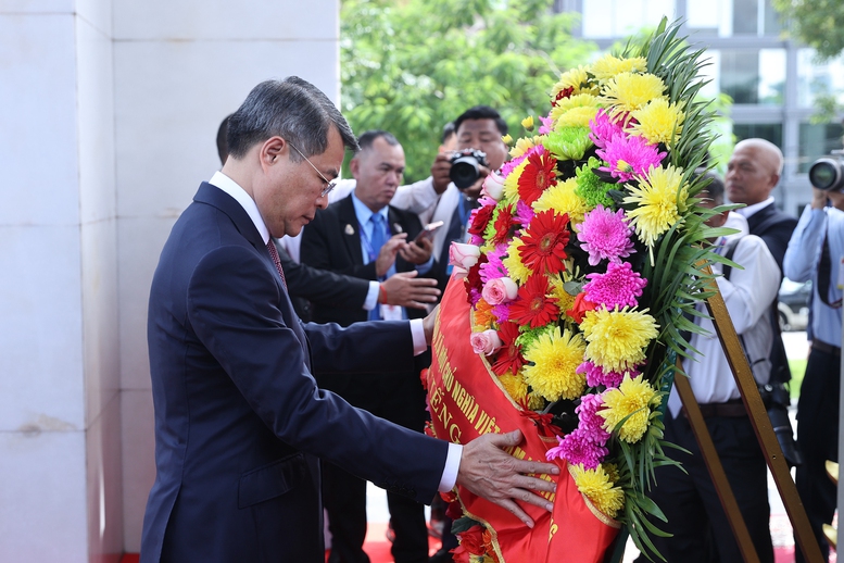 Thủ tướng Lê Minh Hưng đặt vòng hoa tại Đài Độc lập, Đài tưởng niệm cố Quốc vương Norodom Sihanouk, Đài Hữu nghị Campuchia-Việt Nam- Ảnh 3.
