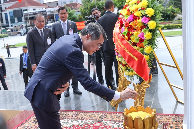 Thủ tướng Lê Minh Hưng đặt vòng hoa tại Đài Độc lập, Đài tưởng niệm cố Quốc vương Norodom Sihanouk, Đài Hữu nghị Campuchia-Việt Nam- Ảnh 6.
