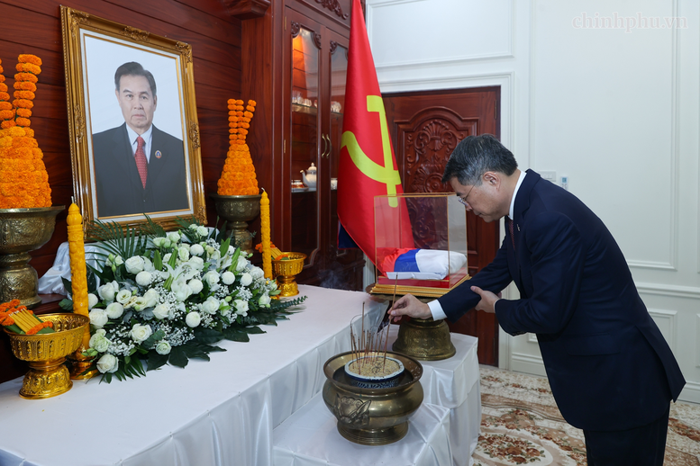 Hai Thủ tướng Việt Nam, Lào dâng hoa tưởng niệm Chủ tịch Hồ Chí Minh, Chủ tịch Kaysone Phomvihane, Chủ tịch Souphanouvong- Ảnh 6.