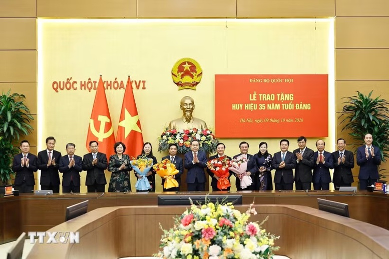 Chủ tịch Quốc hội Trần Thanh Mẫn dự Lễ trao tặng Huy hiệu 35 năm tuổi Đảng- Ảnh 1.