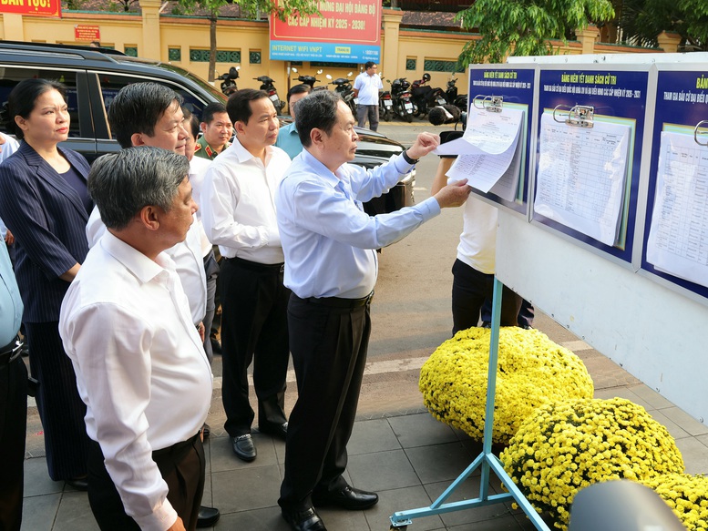Chủ tịch Quốc hội Trần Thanh Mẫn kiểm tra, làm việc với Ủy ban Bầu cử TP. Cần Thơ- Ảnh 1.