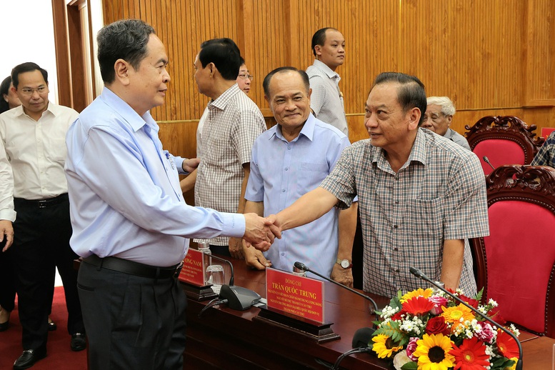 Chủ tịch Quốc hội gặp các nguyên lãnh đạo và tặng quà gia đình chính sách TP. Cần Thơ- Ảnh 1.