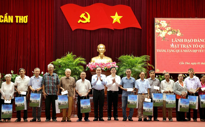 Chủ tịch Quốc hội gặp các nguyên lãnh đạo và tặng quà gia đình chính sách TP. Cần Thơ- Ảnh 2.