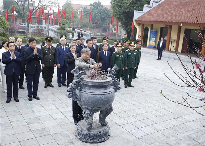 Tổng Bí thư Tô Lâm dâng hương tưởng niệm các đồng chí lãnh đạo tiền bối