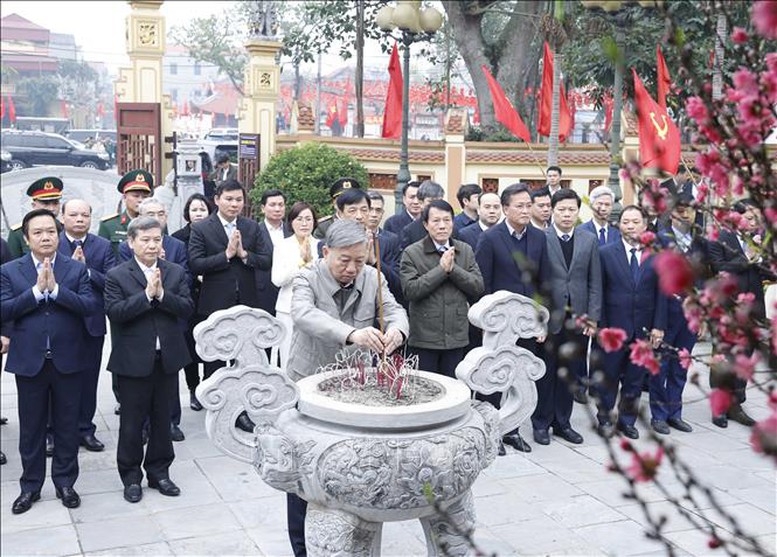Tổng Bí thư Tô Lâm dâng hương tưởng niệm các đồng chí lãnh đạo tiền bối- Ảnh 10.