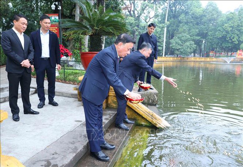 Thường trực Ban Bí thư dâng hương tưởng nhớ Chủ tịch Hồ Chí Minh tại Nhà 67- Ảnh 2.