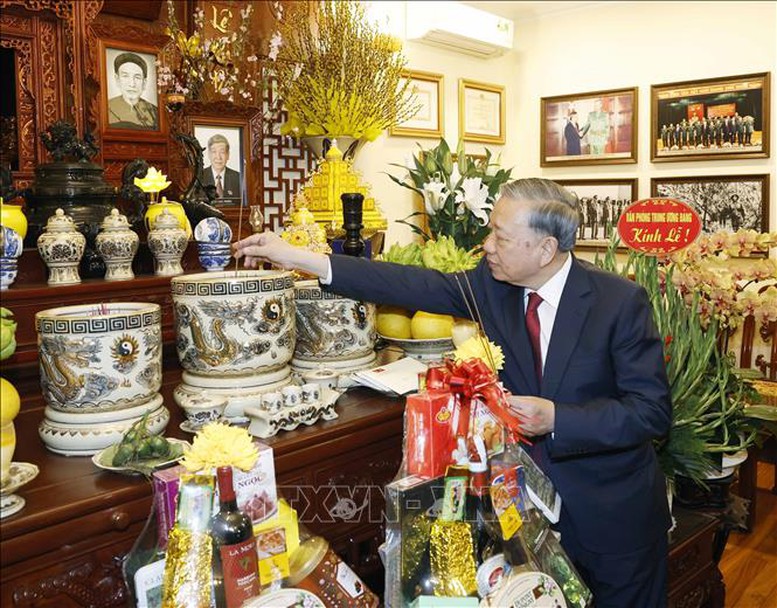 Tổng Bí thư Tô Lâm thắp hương tưởng nhớ các đồng chí lãnh đạo Đảng, Nhà nước- Ảnh 7.