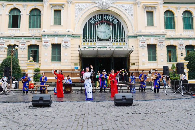 Một vòng TPHCM rộn ràng hương Tết, sắc Xuân- Ảnh 2.