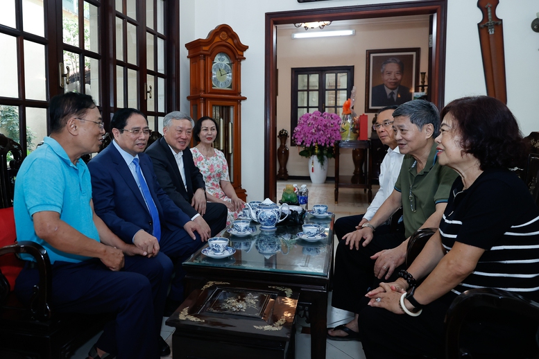 Thủ tướng Phạm Minh Chính dâng hương các cố lãnh đạo Đảng, Nhà nước và thăm, chúc Tết nguyên lãnh đạo Đảng, Nhà nước- Ảnh 4.