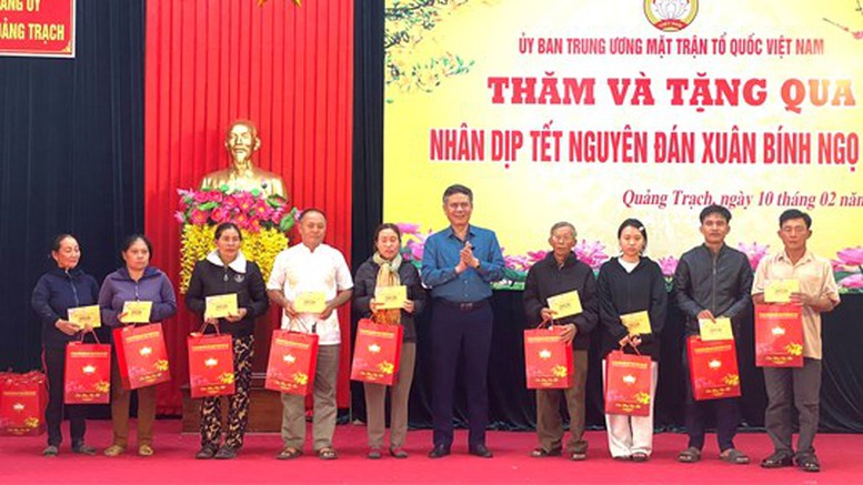 Lãnh đạo Đảng ủy MTTQ, các đoàn thể Trung ương tặng quà Tết hộ nghèo tại tỉnh Quảng Trị- Ảnh 1.