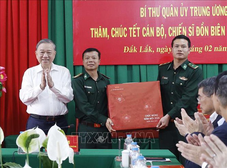 Tổng Bí thư Tô Lâm thăm, chúc Tết cán bộ, chiến sĩ đồn biên phòng EA H’Leo- Ảnh 4.