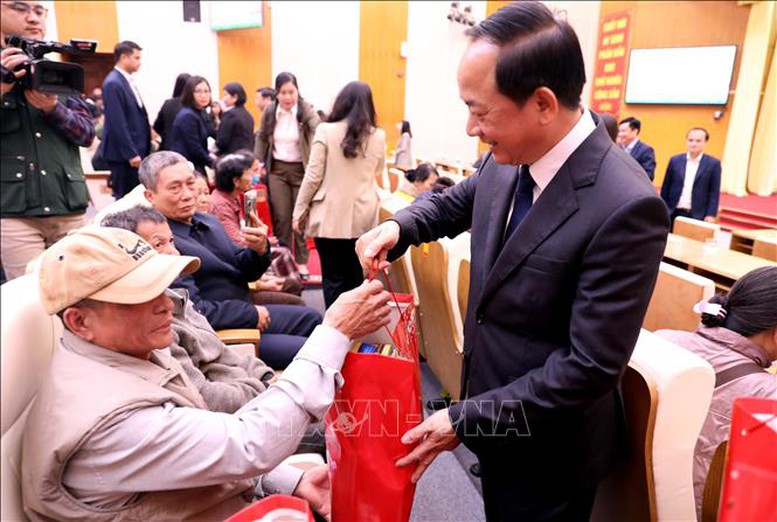 Trưởng Ban Tuyên giáo và Dân vận Trung ương chúc Tết tại Tuyên Quang- Ảnh 2.