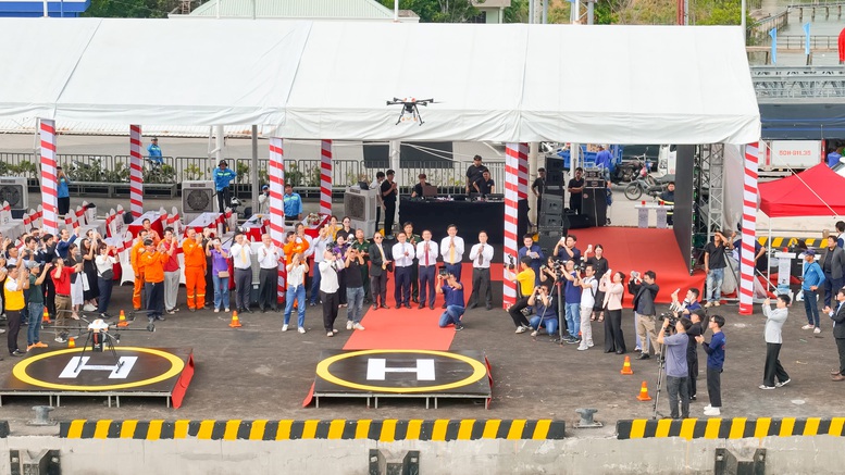 Thành phố đầu tiên ở ASEAN giao hàng vượt biển bằng UAV- Ảnh 3.