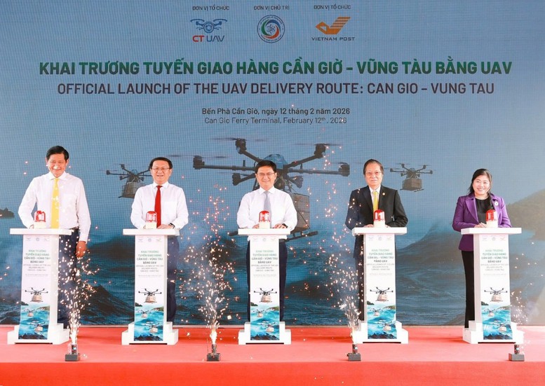 Thành phố đầu tiên ở ASEAN giao hàng vượt biển bằng UAV- Ảnh 1.