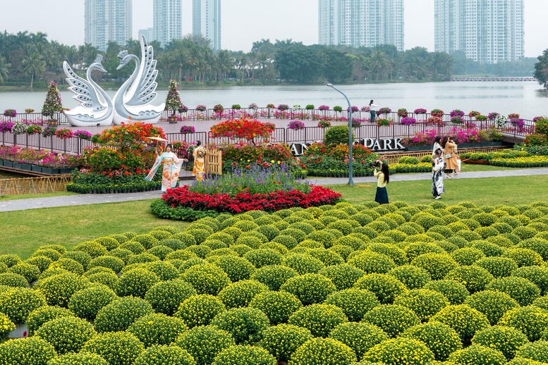 Ecopark tràn ngập sắc hoa tại các đại đô thị khắp 3 miền dịp Tết Bính Ngọ 2026- Ảnh 1.