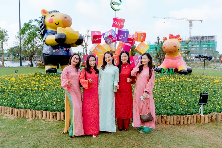 Ecopark tràn ngập sắc hoa tại các đại đô thị khắp 3 miền dịp Tết Bính Ngọ 2026- Ảnh 6.