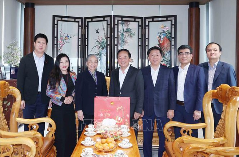 Trưởng Ban Tuyên giáo và Dân vận Trung ương thăm, chúc Tết gia đình các nhân sĩ tiêu biểu