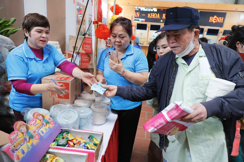 Bệnh viện sáng đèn xuyên Tết, vì sức khỏe người dân- Ảnh 4.