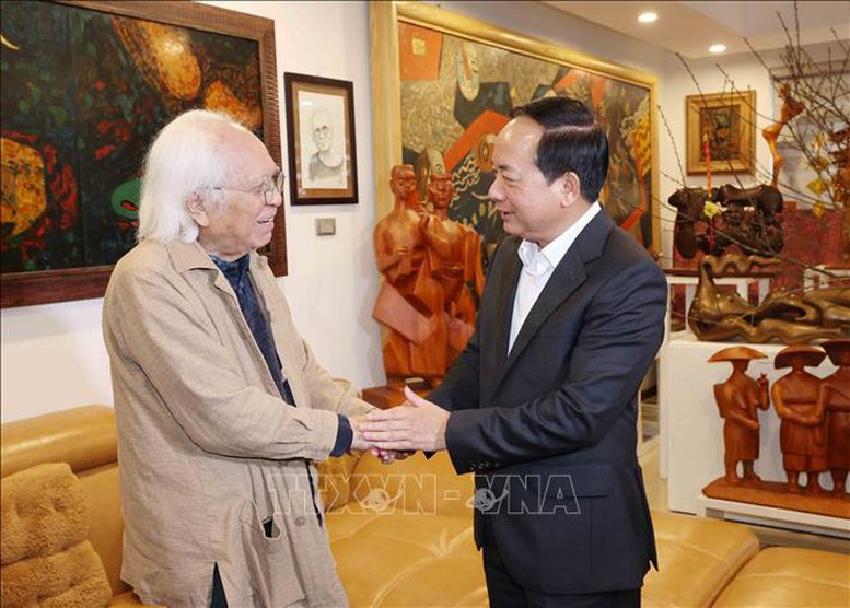 Trưởng Ban Tuyên giáo và Dân vận Trung ương thăm, chúc Tết gia đình các nhân sĩ tiêu biểu- Ảnh 2.