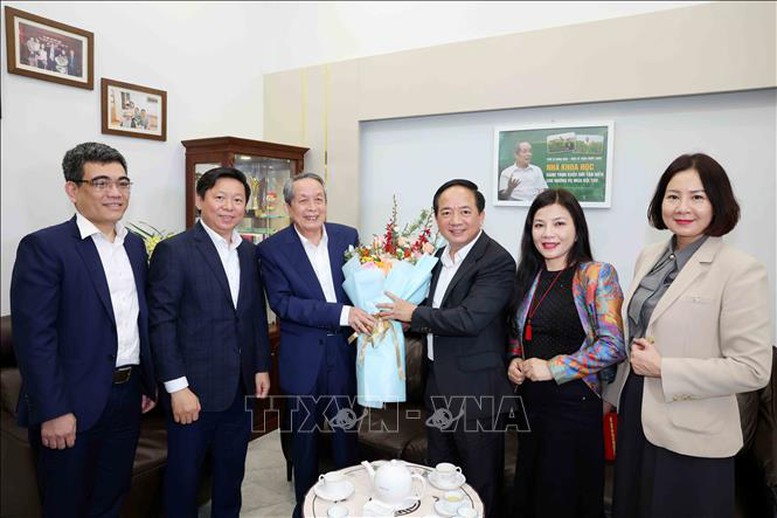 Trưởng Ban Tuyên giáo và Dân vận Trung ương thăm, chúc Tết gia đình các nhân sĩ tiêu biểu- Ảnh 3.