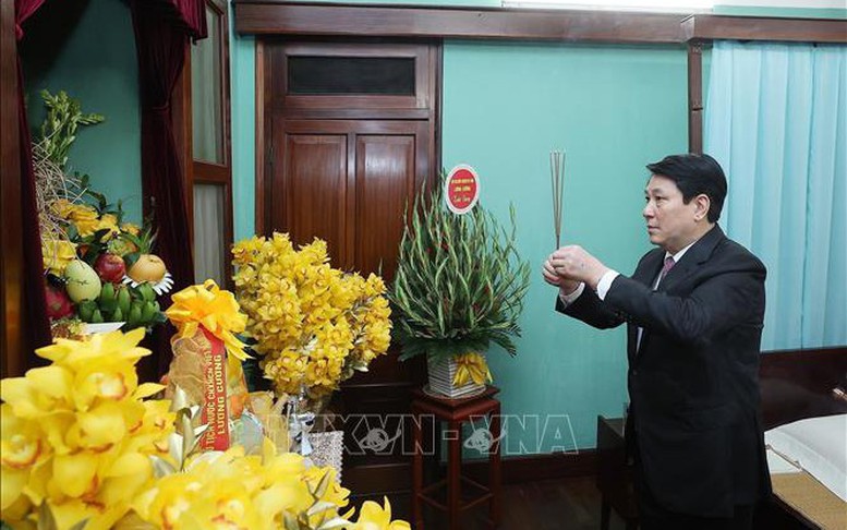 Chủ tịch nước Lương Cường dâng hương tưởng niệm Chủ tịch Hồ Chí Minh tại Nhà 67