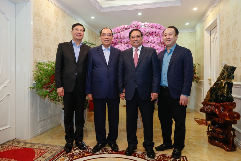 Thủ tướng Phạm Minh Chính thăm nguyên lãnh đạo Đảng, Nhà nước và dâng hương tưởng nhớ các đồng chí cố lãnh đạo- Ảnh 2. Thủ tướng Phạm Minh Chính thăm nguyên lãnh đạo Đảng, Nhà nước và dâng hương tưởng nhớ các đồng chí cố lãnh đạo- Ảnh 2.