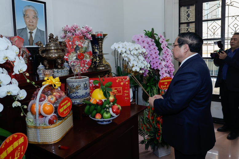 Thủ tướng Phạm Minh Chính thăm nguyên lãnh đạo Đảng, Nhà nước và dâng hương tưởng nhớ các đồng chí cố lãnh đạo- Ảnh 5. Thủ tướng Phạm Minh Chính thăm nguyên lãnh đạo Đảng, Nhà nước và dâng hương tưởng nhớ các đồng chí cố lãnh đạo- Ảnh 5.