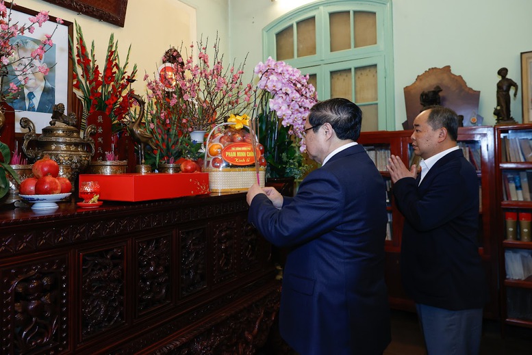 Thủ tướng Phạm Minh Chính thăm nguyên lãnh đạo Đảng, Nhà nước và dâng hương tưởng nhớ các đồng chí cố lãnh đạo- Ảnh 6. Thủ tướng Phạm Minh Chính thăm nguyên lãnh đạo Đảng, Nhà nước và dâng hương tưởng nhớ các đồng chí cố lãnh đạo- Ảnh 6.