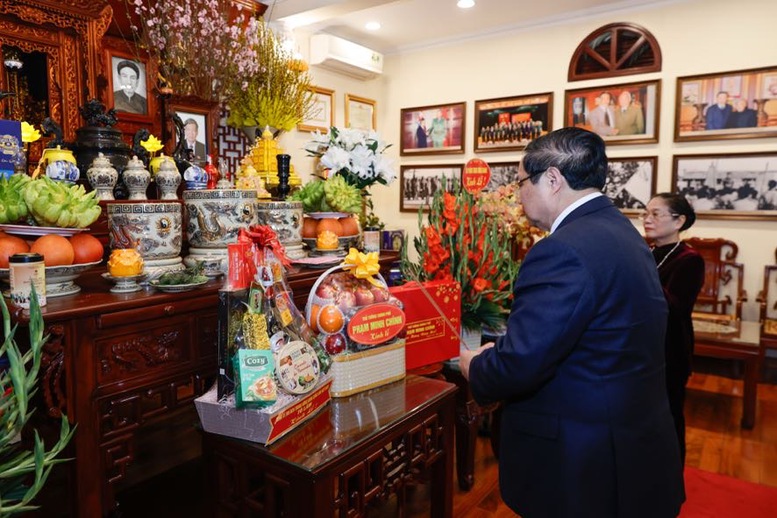 Thủ tướng Phạm Minh Chính thăm nguyên lãnh đạo Đảng, Nhà nước và dâng hương tưởng nhớ các đồng chí cố lãnh đạo- Ảnh 7. Thủ tướng Phạm Minh Chính thăm nguyên lãnh đạo Đảng, Nhà nước và dâng hương tưởng nhớ các đồng chí cố lãnh đạo- Ảnh 7.