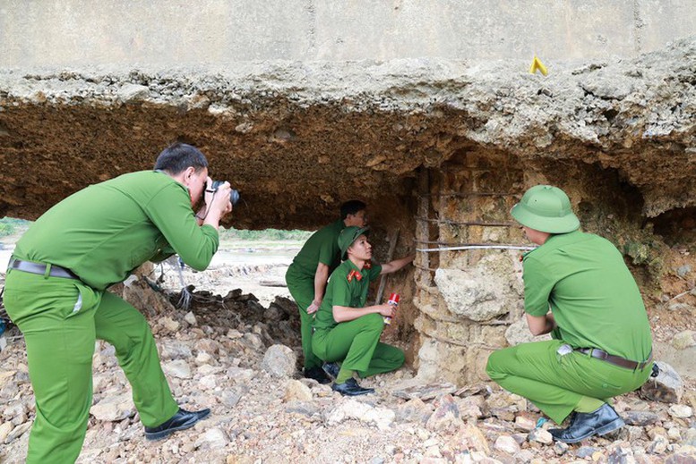 Trước 29 Tết, hoàn thành cầu phao qua sông Lô phục vụ đi lại của Nhân dân- Ảnh 1.