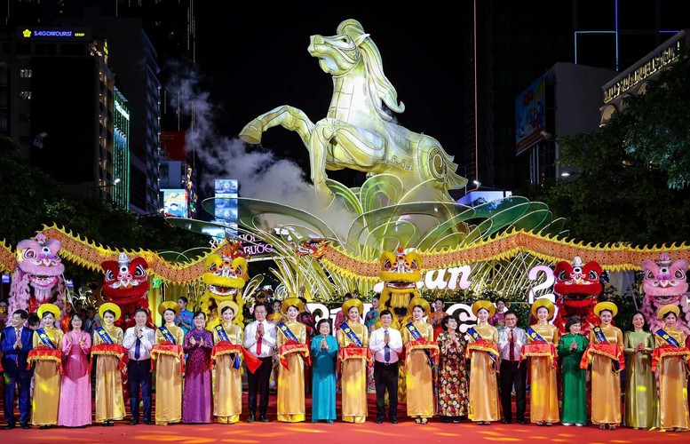 Đường hoa Nguyễn Huệ Tết Bính Ngọ 2026 chính thức mở cửa đón khách- Ảnh 1.