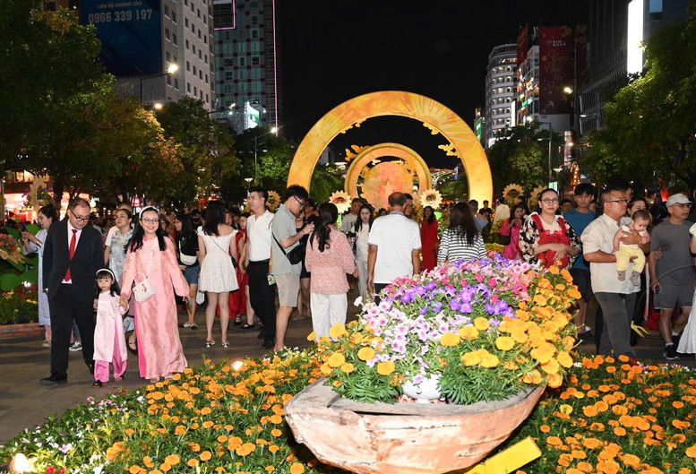 Đường hoa Nguyễn Huệ Tết Bính Ngọ 2026 chính thức mở cửa đón khách- Ảnh 3.