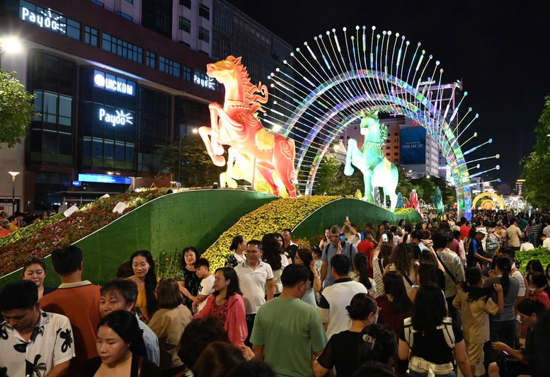 Đường hoa Nguyễn Huệ Tết Bính Ngọ 2026 chính thức mở cửa đón khách- Ảnh 4.