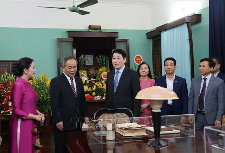 Chủ tịch nước Lương Cường dâng hương tưởng niệm Chủ tịch Hồ Chí Minh- Ảnh 3. Chủ tịch nước Lương Cường dâng hương tưởng niệm Chủ tịch Hồ Chí Minh- Ảnh 3.