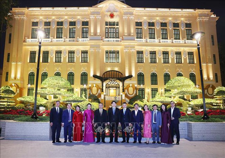 Chủ tịch nước Lương Cường dâng hương tưởng niệm Chủ tịch Hồ Chí Minh- Ảnh 5. Chủ tịch nước Lương Cường dâng hương tưởng niệm Chủ tịch Hồ Chí Minh- Ảnh 5.