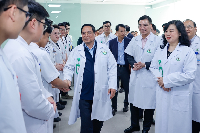 Thủ tướng: Phát huy vai trò các bệnh viện tuyến cuối 'giành giật sự sống, là hy vọng lớn nhất của người bệnh'- Ảnh 9.