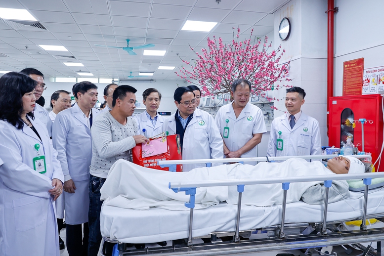 Thủ tướng: Phát huy vai trò các bệnh viện tuyến cuối 'giành giật sự sống, là hy vọng lớn nhất của người bệnh'- Ảnh 11.