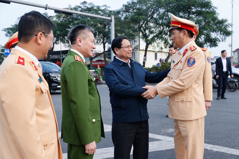 Thủ tướng kiểm tra, động viên các lực lượng công an ứng trực dịp Tết- Ảnh 5.