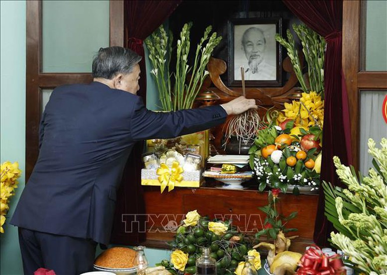Tổng Bí thư Tô Lâm dâng hương tại Khu Di tích Hoàng thành Thăng Long và Di tích nhà 67- Ảnh 3.
