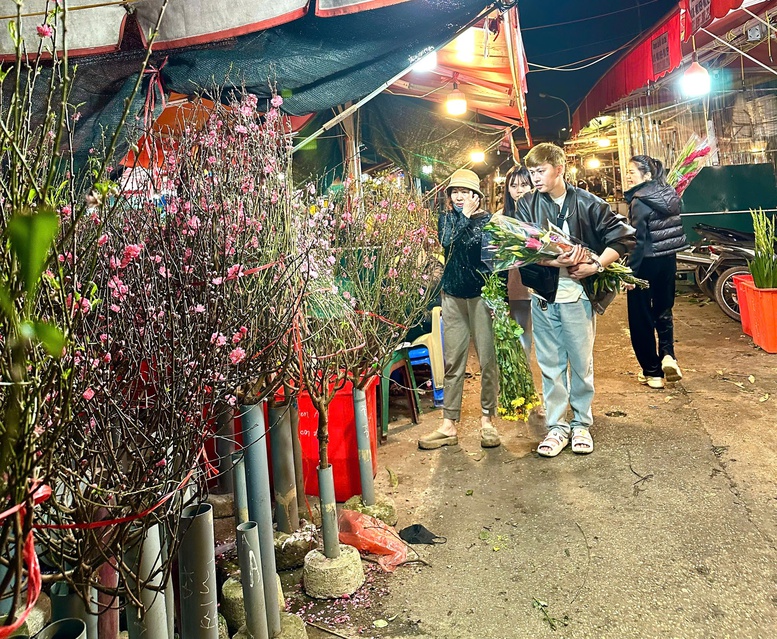 Chợ hoa đêm Quảng Bá - 'Hồn Tết' của đất Hà Thành- Ảnh 9.