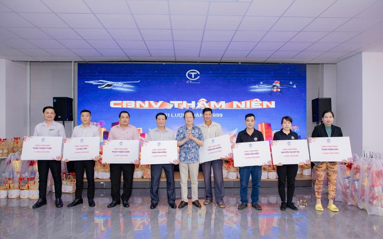 Tạp vụ, bảo vệ của CT Group xúc động khi nhận thưởng Tết một lượng vàng 9999