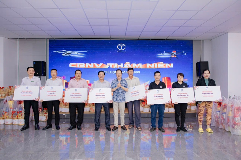 Tạp vụ, bảo vệ của CT Group xúc động khi nhận thưởng Tết một lượng vàng 9999- Ảnh 1.