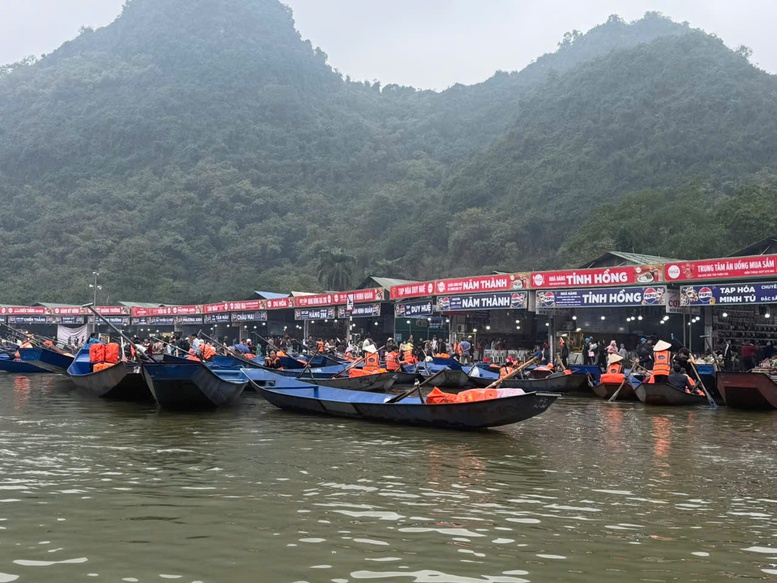 25.000 lượt du khách trẩy hội Chùa Hương 2 ngày đầu năm- Ảnh 1.